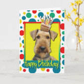 Geburtstags-kleiner Kuchen - Airedale Karte (Gelbe Blume)