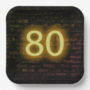 Geburtstags-Neon-80-Schild an Backsteinmauer   Pappteller