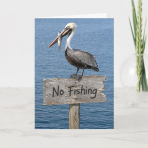 Geburtstags-Pelikan mit Fisch auf einem Schild "Fi Karte