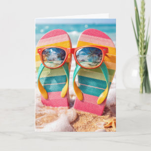 Geburtstags-Sonnenbrille auf Flip-Flops im Sand am Karte