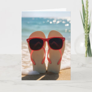 Geburtstags-Sonnenbrille auf Flip-Flops im Sand am Karte