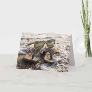 Geburtstags-Sonnenbrille und Sandalen in der Meere Karte