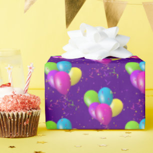 Geburtstagsballons mit Konfetti auf Lila Geschenkpapier