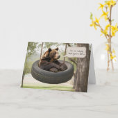 Geburtstagsbär sitzend in einem Reifenschwung Karte (Gelbe Blume)