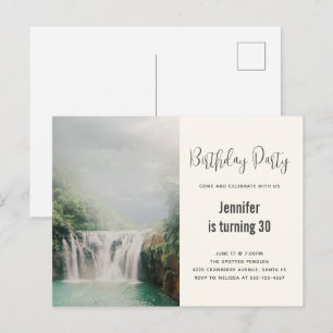 Geburtstagseinladung Wasserfall neben einem üppige Einladungspostkarte