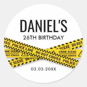 Geburtstagsfeier am Tatort mit gelbem Polizeiband Runder Aufkleber