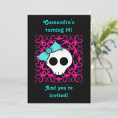 Geburtstagsfeier des niedlichen Gotischen Schädels Einladung (Stehend Vorderseite)