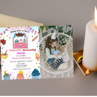 Geburtstagsfeier mit Cupcake-Dekoration, Kid backt Einladung