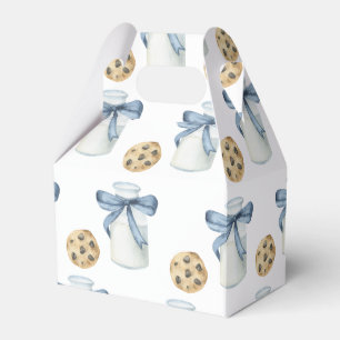 Geburtstagsfeier mit Keksen und Milch Geschenkschachtel