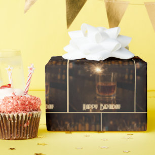 Geburtstagsfeier-Sparkler in einem Glas Whiskey Geschenkpapier