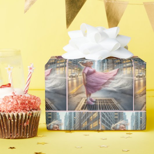 Geburtstagsfrau Stehend auf einem Straßenweg Geschenkpapier (Geburtstagsparty)