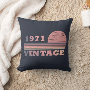 Geburtstagsgeschenk im Stil von 1971 Kissen
