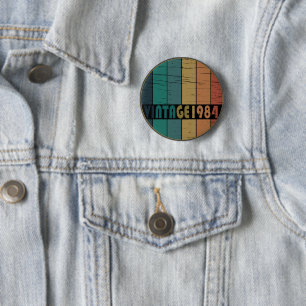 Geburtstagsgeschenk im Stil von 1984 Button