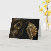 Geburtstagsgrimmiger Sensenmann spielt Karten mit (Gelbe Blume)