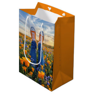 Geburtstagsjeans und orange Sneaker in Blumen Mittlere Geschenktüte