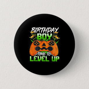 Geburtstagsjunge Zeit zum Hochstufen des Videospie Button