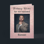 Geburtstagskarte für eine Husband-Klasse der Moder Karte<br><div class="desc">Diese Grußkarte ist ein eleganter Gruß zum Geburtstag Ihres Ehemannes und bietet einen lila Hintergrund mit einer schwarzen Abbildung einer Rose. An der Vorderseite steht "Glücklicher Geburtstag für meinen Mann" in elegantem Druck mit seinem Namen unter einem schönen kursiven Drehbuch. Der Text ist dunkelgrau. Es ist eine schöne Nachricht drinnen....</div>