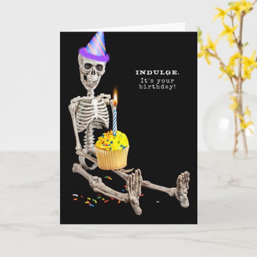 Geburtstagskelett mit Kuchen Karte (Gelbe Blume)