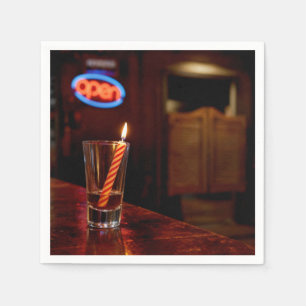 Geburtstagskerze in einem Saloon-Schnapsglas Serviette
