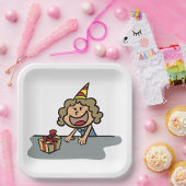 Geburtstagskind mit Geschenk Pappteller