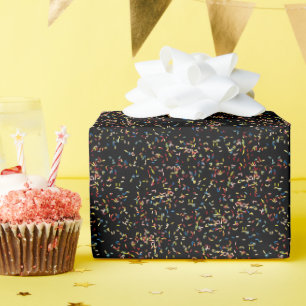 Geburtstagskuchen auf schwarz geschenkpapier