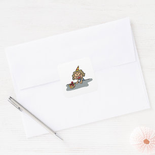 Geburtstagsmädchen mit einem Geschenk Quadratischer Aufkleber