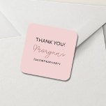 Geburtstagsparty Blush Pink Niedlich Danke Quadratischer Aufkleber<br><div class="desc">Fügen Sie Ihren Gastgeschenken eine charmante Touch mit unserer Geburtstagsparty Blush Pink Niedlich Dankeschön Classic Round Sticker. Diese Aufkleber mit einem schönen, rot-rosa Hintergrund und einem spielerischen Script-Schriftart sind ideal, um Ihren Gästen Dankbarkeit zu bekunden. Verwenden Sie sie zum Siegel von Umschlägen, Dekorieren von Geschenktaschen oder fügen Sie eine persönliche...</div>