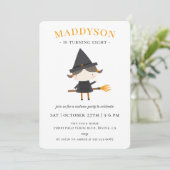 Geburtstagsparty der niedlichen Hexe Halloween Einladung (Stehend Vorderseite)