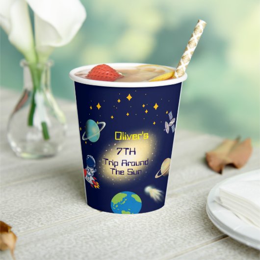 Geburtstagsparty des niedlich Space Astronauten Pappbecher (In Situ)