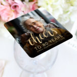 Geburtstagsparty Foto Cheers Rechteckiger Pappuntersetzer<br><div class="desc">Dieser maßgeschneiderte 80. Geburtstagspapier-Untersetzer zeigt den Gast des personalisierten Fotos,  Namens und Geburtstags der Ehre,  zusammen mit dem Wort "Cheers" in der goldfarbenen Kalligraphieschrift. Ein dunkler Bildschirm hilft,  den Text-Pop zu machen. Eine tolle Art,  jemanden zu feiern,  der achtzig wird!</div>
