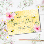 Geburtstagsparty - glückliche Hummeln Save the Dat Postkarte<br><div class="desc">Eine Save the Date Karte für eine 50. (oder jedes Alter) Sommergeburtsfeier. Gelber, weißer Hintergrund mit Wabenmuster. Blume, Hibiskus und glückliche Hummeln sind mit rosa tropischen Blumen geschmückt. Vorlagen für Datum und Name/Alter 50. Grüne, graue Buchstaben. Der Text: Save the Date ist mit einem großen angesagten, handgeschriebenen Stilskript geschrieben. Tipp:...</div>