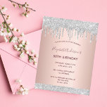 Geburtstagsparty Rose Gold Silber Glitzer Einladun Postkarte<br><div class="desc">Eine moderne, stilvolle und glamouröse Einladung für die 50. (oder jedes Alter) Geburtstagsfeier einer Frau. Ein Imitat Rose gold metallische Hintergrund mit einem eleganten Imitat silber Glitzer Tropfen, Farbe Tropfen aussehen. Der Name ist mit einer modernen dunklen Rose goldfarbenen Handschrift geschrieben, die als Stilschrift dient. Vorlagen für einen Namen, Alter...</div>
