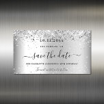 Geburtstagsparty Silber Glitzer Save the Date Magnetkarte<br><div class="desc">Eine elegante Save the Date-Karte für eine 40. Geburtstagsfeier (oder jedes Alter). Ein modernes Imitat silber aussehender Hintergrund mit Imitaten Glitzer Glitzern. Personalisieren und fügen Sie ein Datum und Name/Alter 40. Der Text: Save the Date ist mit einem großen angesagten,  handgeschriebenen Stilskript geschrieben.</div>