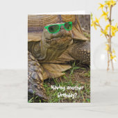 Geburtstagsschildkröte in grünen Gläsern, Spaß Karte (Gelbe Blume)