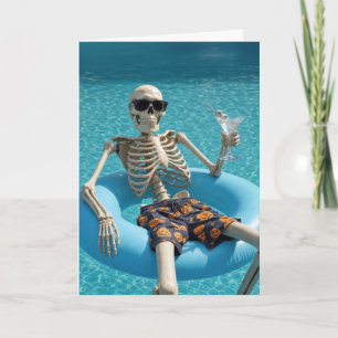 Geburtstagsskelett, das in einem Schwimmbad schwim Karte
