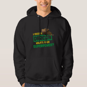 Gecko, den ich erschaffen habe, hebt einen Drachen Hoodie