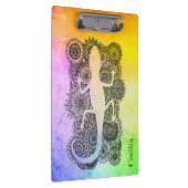 Gecko sitzt auf Mandala Blumen Klemmbrett (Rechts)