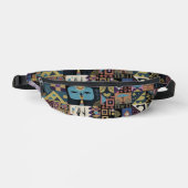 Gedämpfte erdige Folk-Art-Patchworkdecke Bauchtasche (Vorderseite)