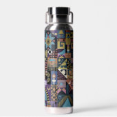 Gedämpfte erdige Folk-Art-Patchworkdecke Trinkflasche (Rückseite)