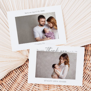 Gedämpfte graue minimalistische Baby-Foto-Dankeska Einladung
