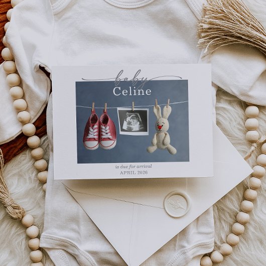 Gedämpfte graue minimalistische Schwangerschafts-A Einladung