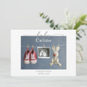 Gedämpfte graue minimalistische Schwangerschafts-A Einladung (Stehend Vorderseite)