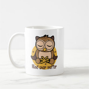 Gedanken über Materie Kawaii lustige Eule mit Yoga Kaffeetasse