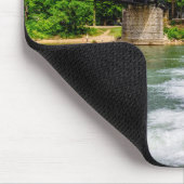 Gedeckter Wasserfall auf dem Seeweg Mousepad (Ecke)