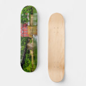 Gedeckter Wasserfall auf dem Seeweg Skateboard (Vorderseite)