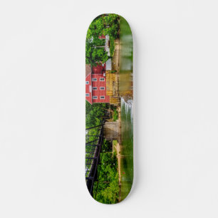 Gedeckter Wasserfall auf dem Seeweg Skateboard