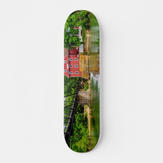 Gedeckter Wasserfall auf dem Seeweg Skateboard (Vorne)