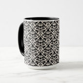 Gedeihendes Damastmuster Schwarz auf Creme Tasse (Vorderseite Links)