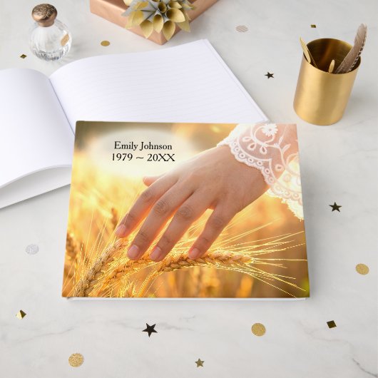 Gedenkbild Frau Hand berührt Weizen Gästebuch (Vorderseite Offen)
