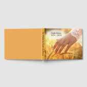 Gedenkbild Frau Hand berührt Weizen Gästebuch (Voll)
